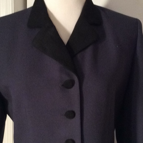 Albert Nipon petite, 3 piece suit. - Picture 7 of 8